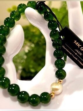NWT Freshwater Pearl & Green
Jade Stretch
Bracelet 14k Solid Gold Accent
Bead
